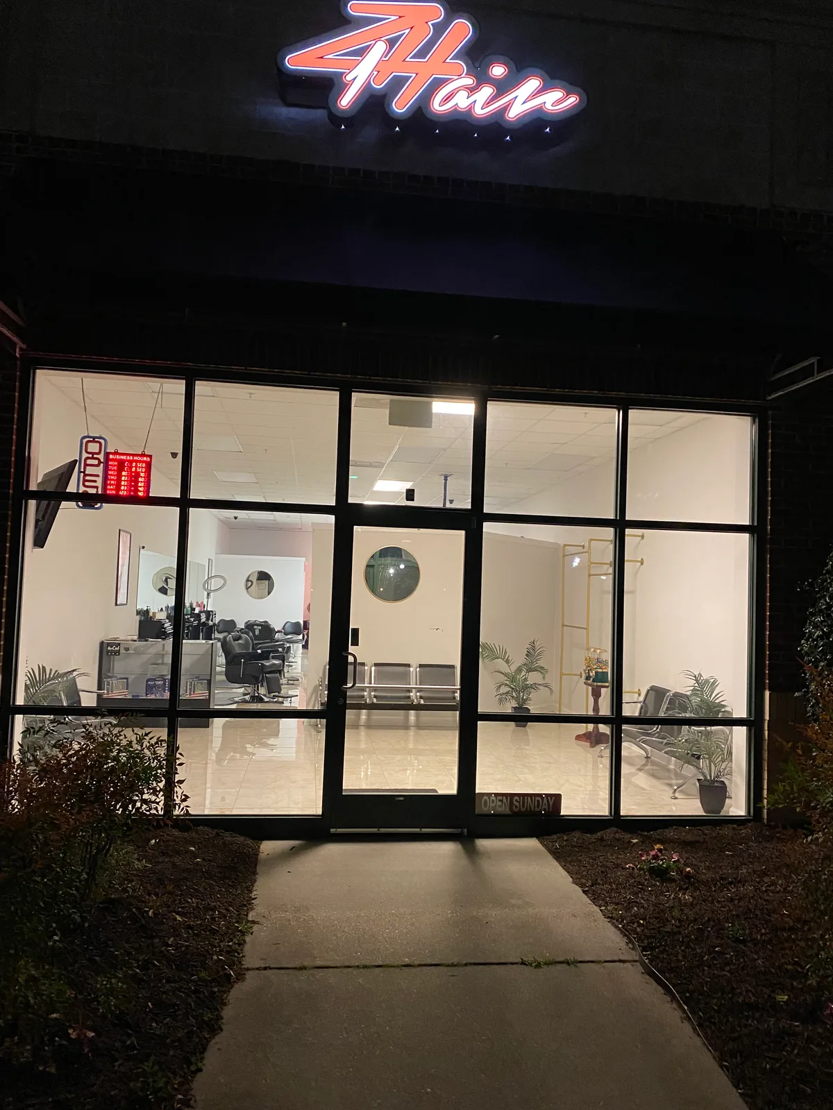 Stylish Salon Space Available in Kiln Creek Parkway, 93 sqm, fashion showroom, pop-up rental in Tabb, interior view
