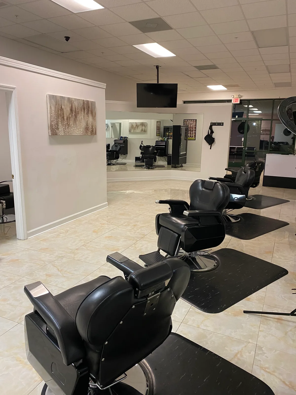 Stylish Salon Space Available in Kiln Creek Parkway, 93 sqm, fashion showroom, pop-up rental in Tabb, second interior view