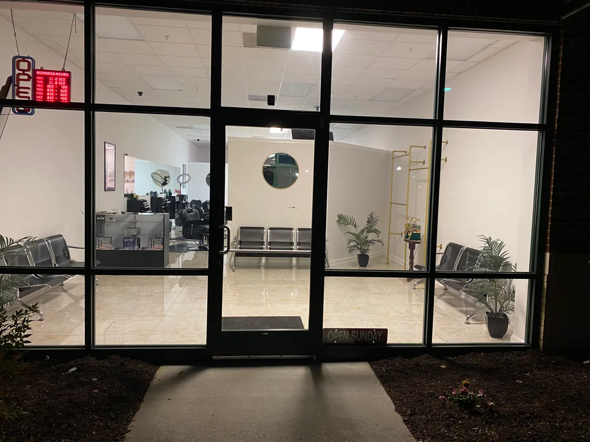 Stylish Salon Space Available in Kiln Creek Parkway, 93 sqm, fashion showroom, pop-up rental in Tabb, third interior view