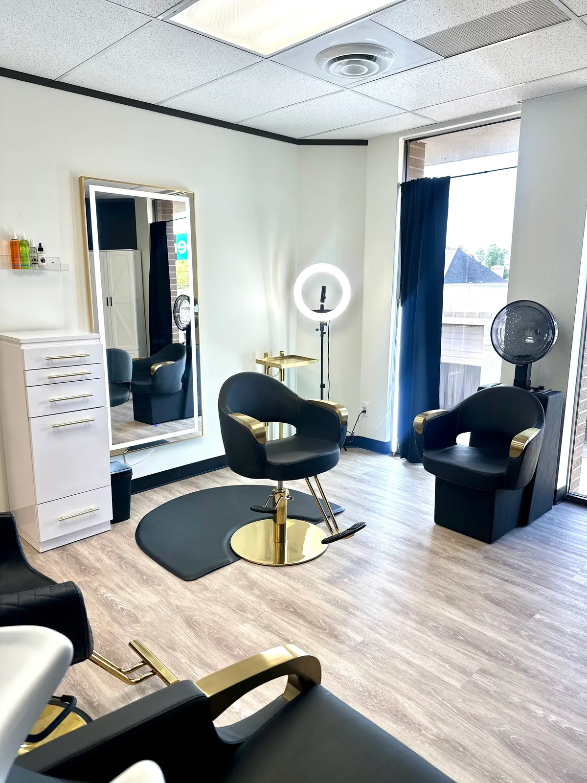 Stylish Salon Space in Houston, Texas, 112 sqm, photo shoot, pop-up rental, interior view