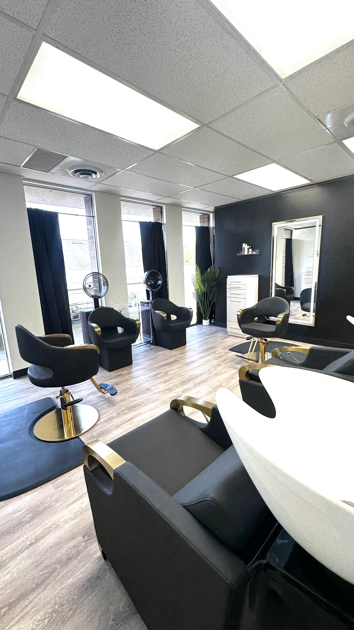 Stylish Salon Space in Houston, Texas, 112 sqm, photo shoot, pop-up rental, second interior view