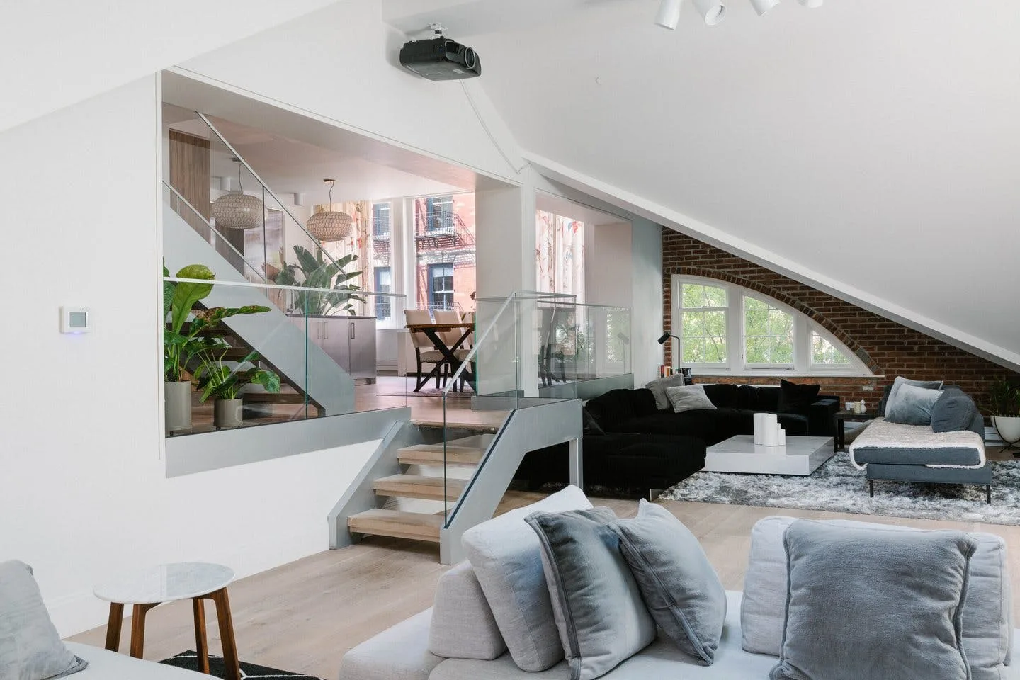 Sun-Drenched Soho Penthouse with Two Terraces — 2