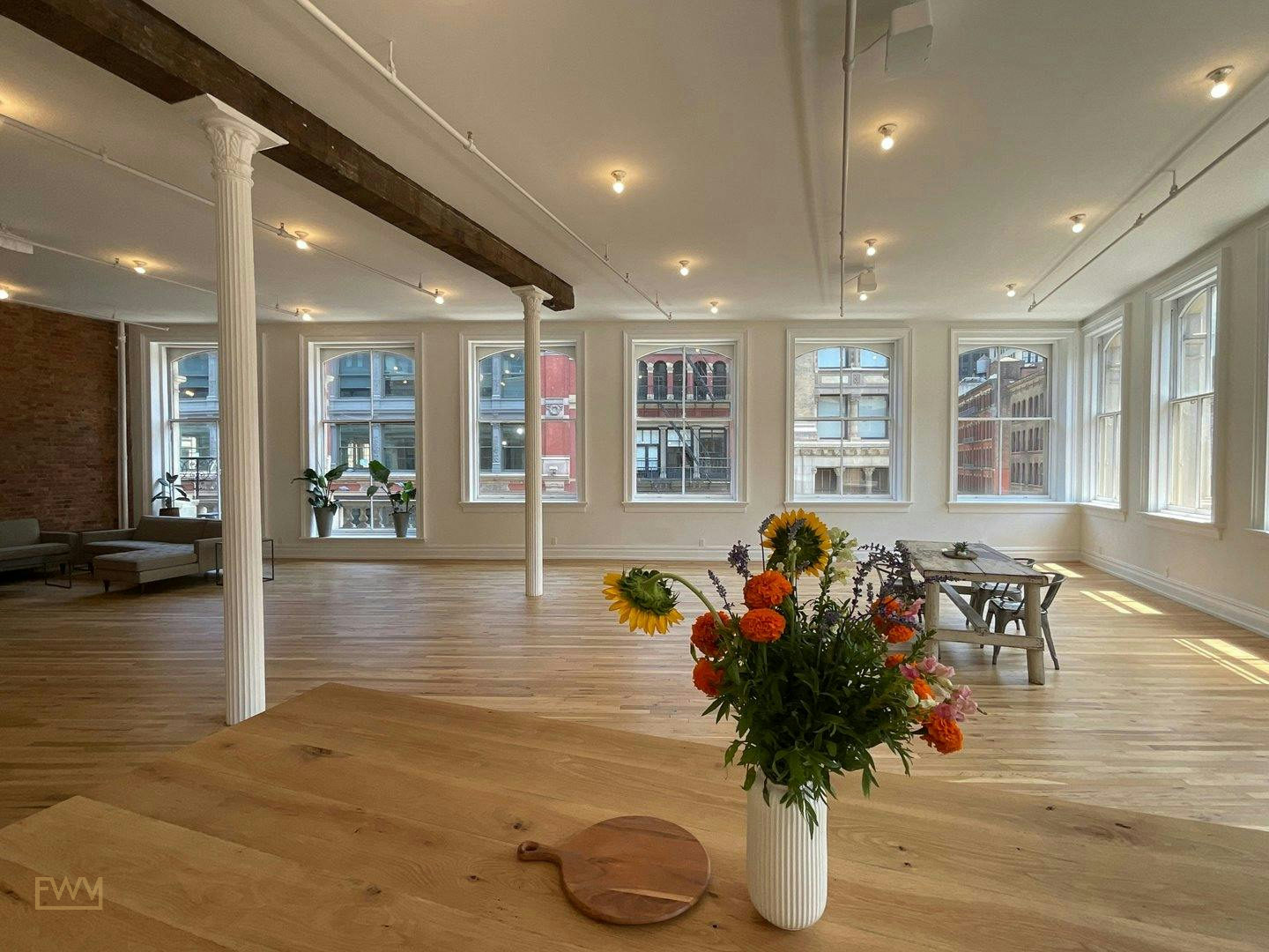 Sun-Filled Corner Loft with Open Plan Kitchen in New York, 204 sqm, showroom presentation, pop-up rental