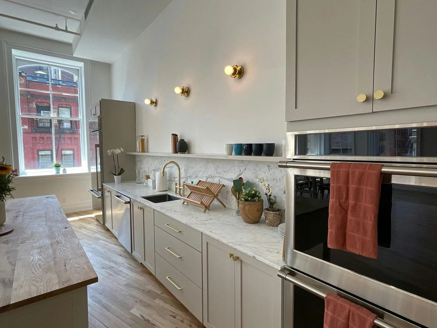 Sun-Filled Corner Loft with Open Plan Kitchen in New York — 3