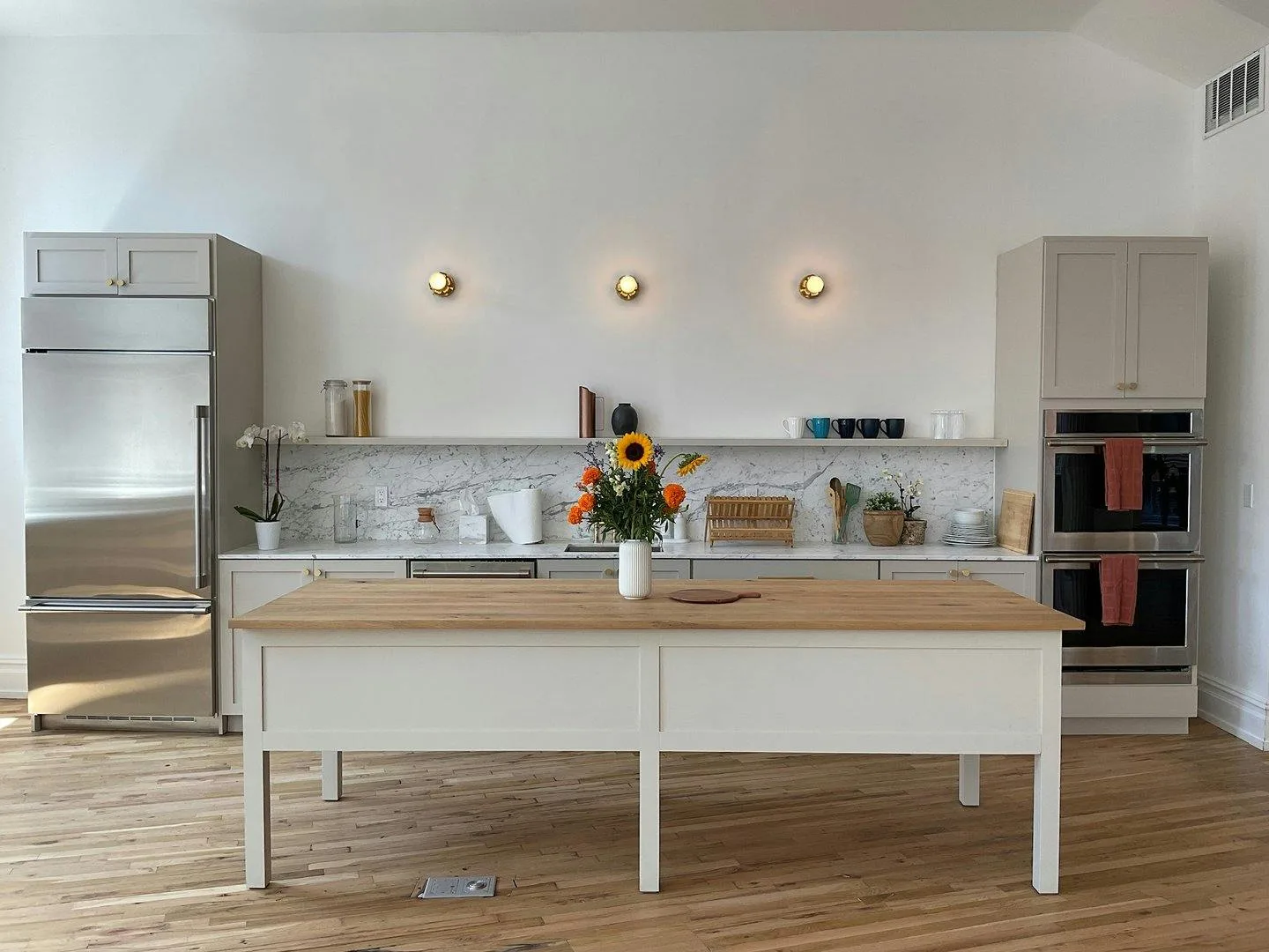 Sun-Filled Corner Loft with Open Plan Kitchen in New York — 4