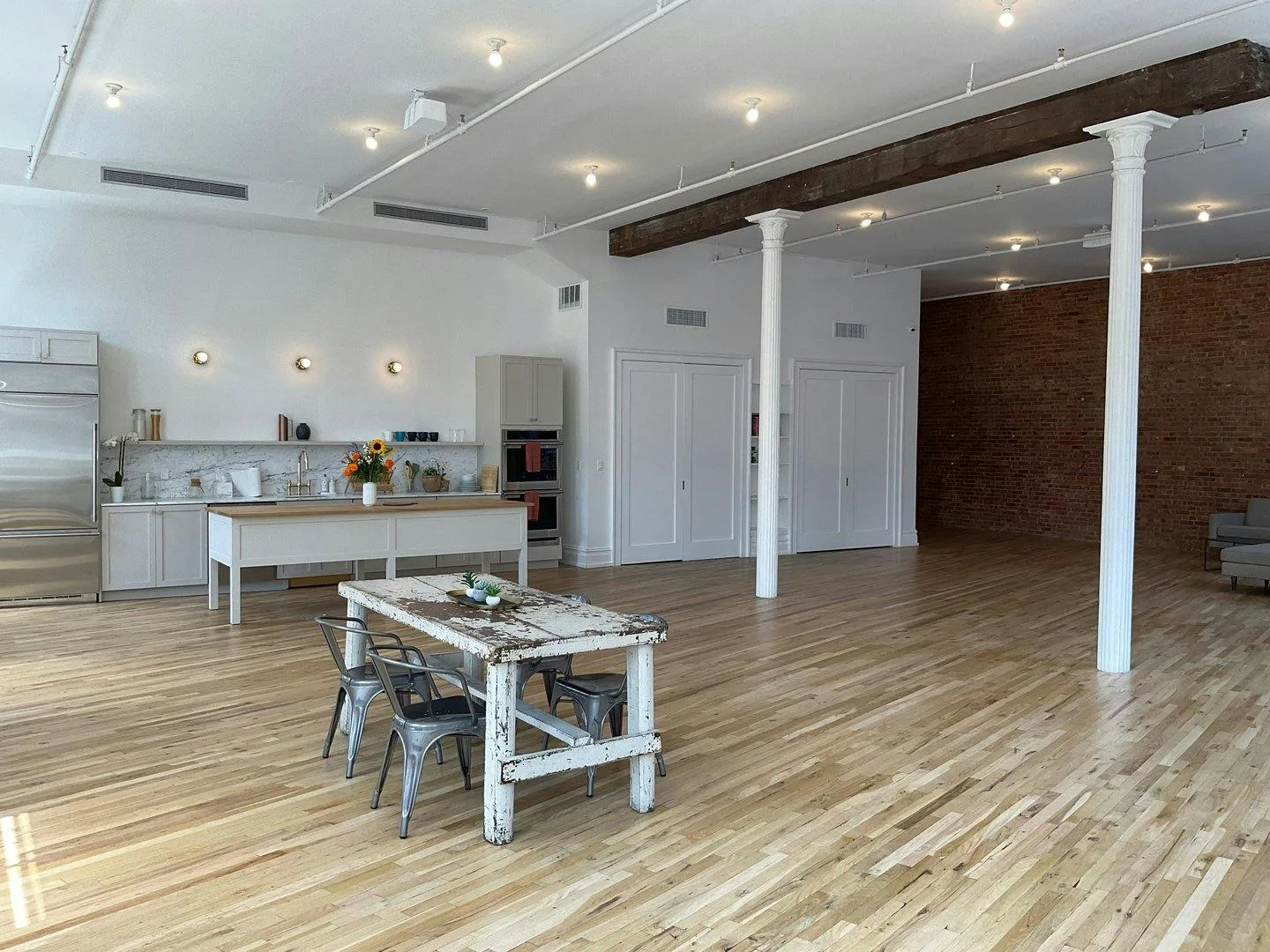 Sun-Filled Corner Loft with Open Plan Kitchen in New York — 5