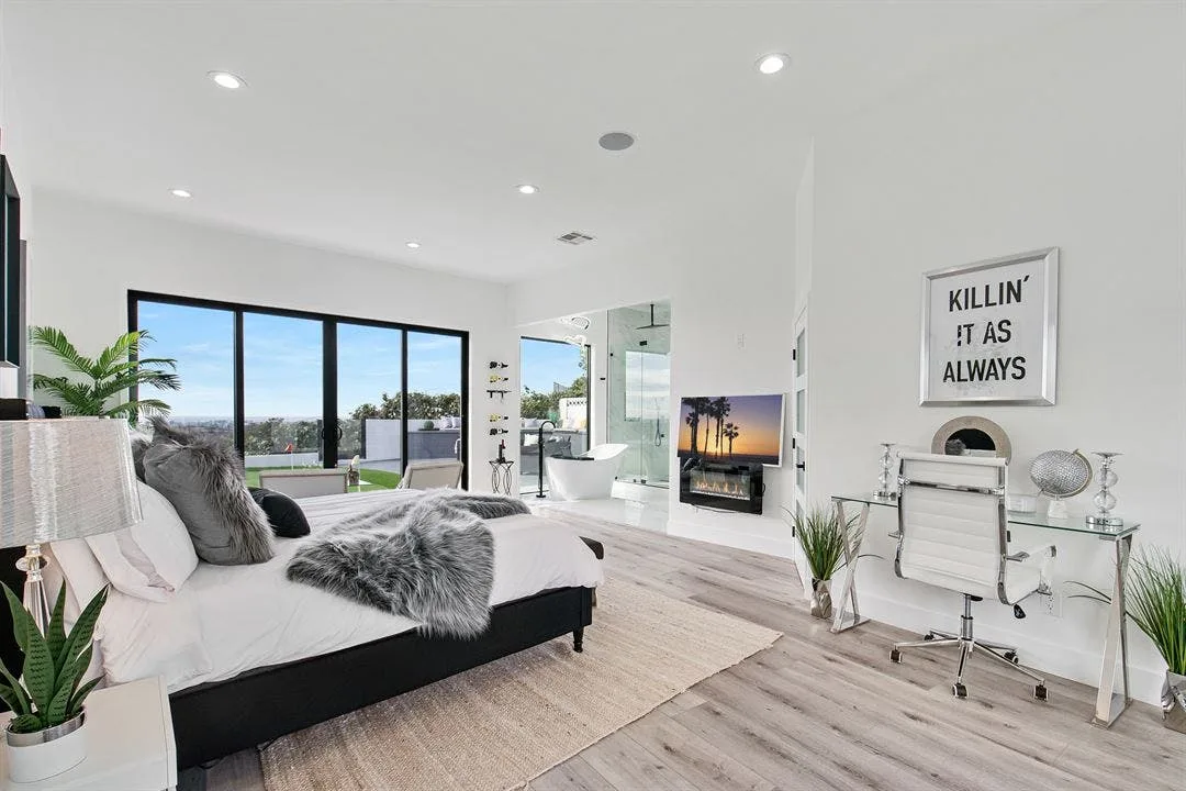 Super Mansion with Los Angeles 360 Views — 3