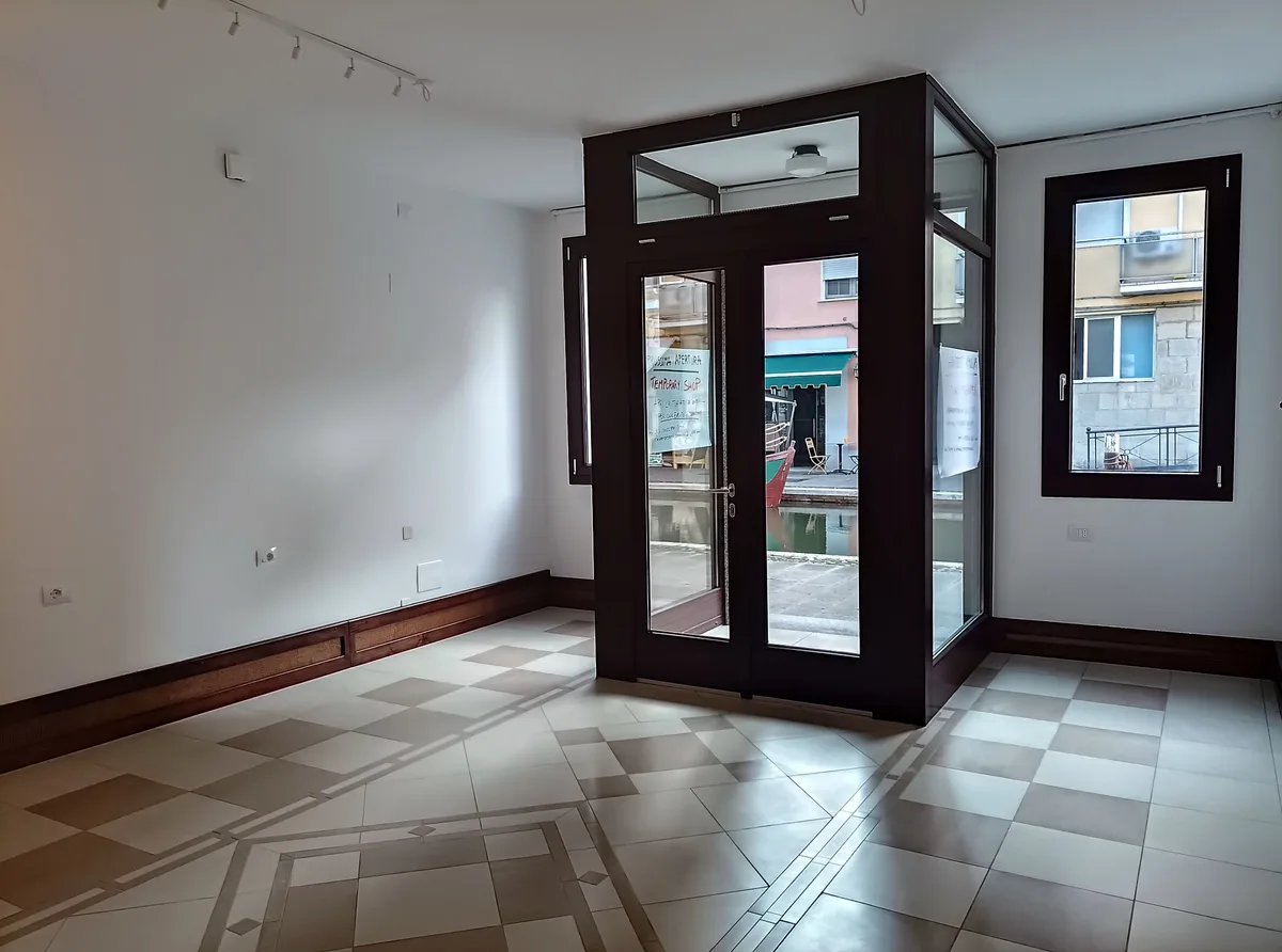 Temporary Commercial Shop in Comacchio's Historic Center, 60 sqm, pop up store, interior view
