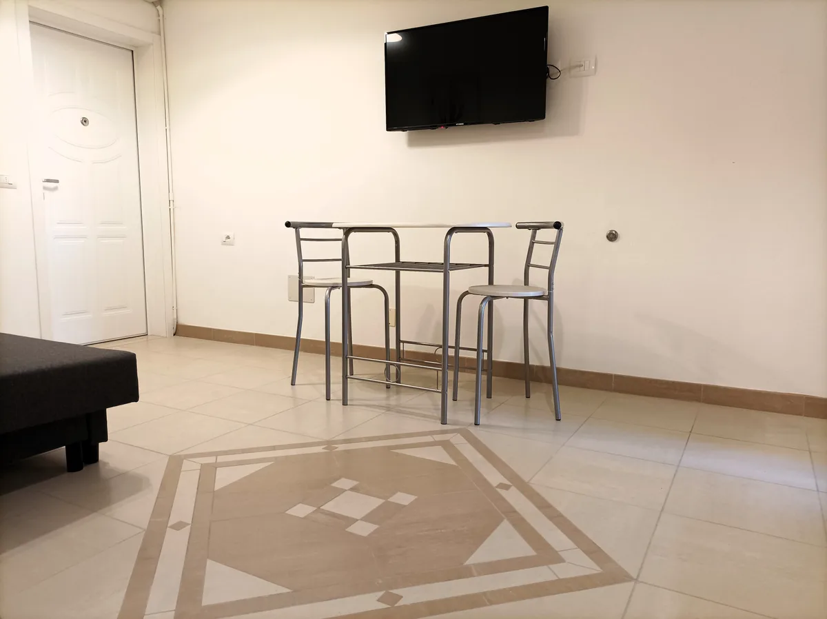 Temporary Commercial Shop in Comacchio's Historic Center, 60 sqm, pop up store, second interior view
