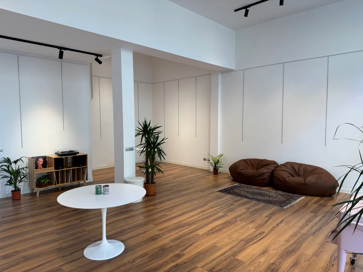 Temporary Space in Isola, Milan with High Ceilings, 64 sqm, pop up store in Milano