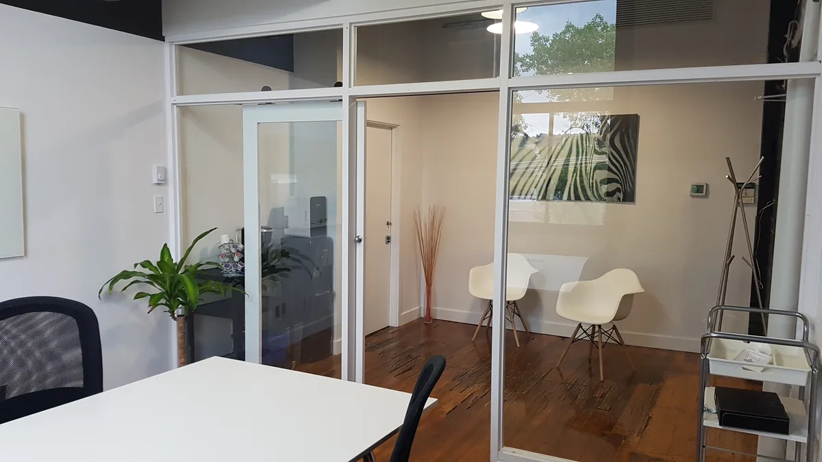Third Floor Meeting Room in Industrial Loft Building, 23 sqm, corporate event, pop-up rental in Montréal