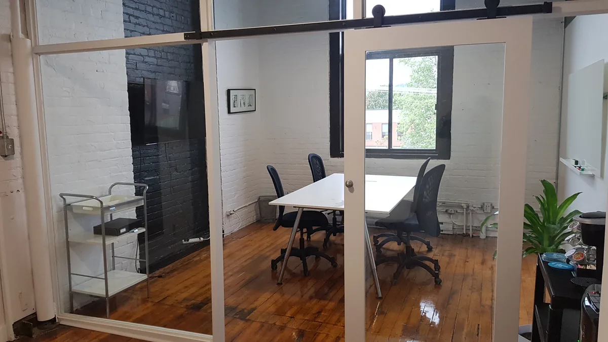 Third Floor Meeting Room in Industrial Loft Building, 23 sqm, corporate event, pop-up rental in Montréal, interior view