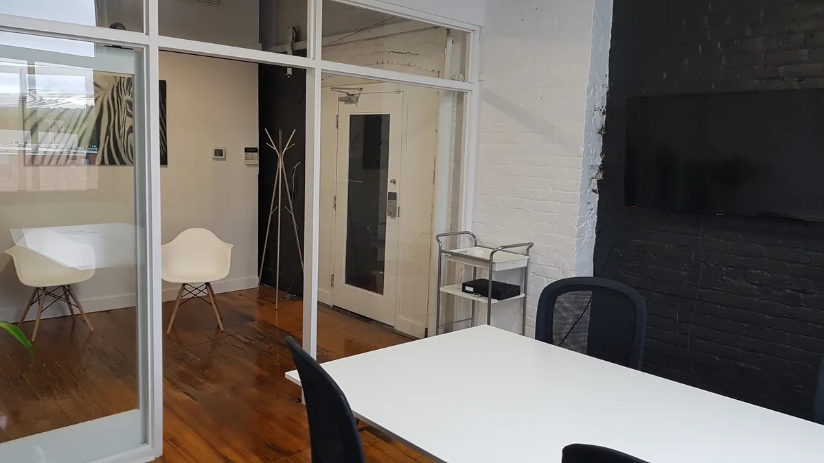 Third Floor Meeting Room in Industrial Loft Building, 23 sqm, corporate event, pop-up rental in Montréal, second interior vi…