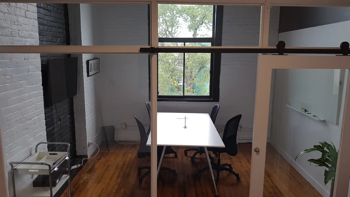 Third Floor Meeting Room in Industrial Loft Building, 23 sqm, corporate event, pop-up rental in Montréal, third interior view