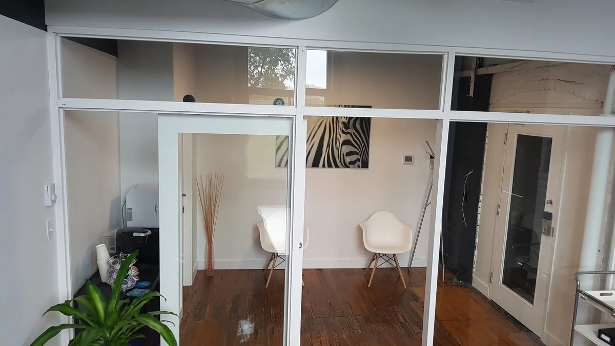 Third Floor Meeting Room in Industrial Loft Building, 23 sqm, corporate event, pop-up rental in Montréal, additional interio…