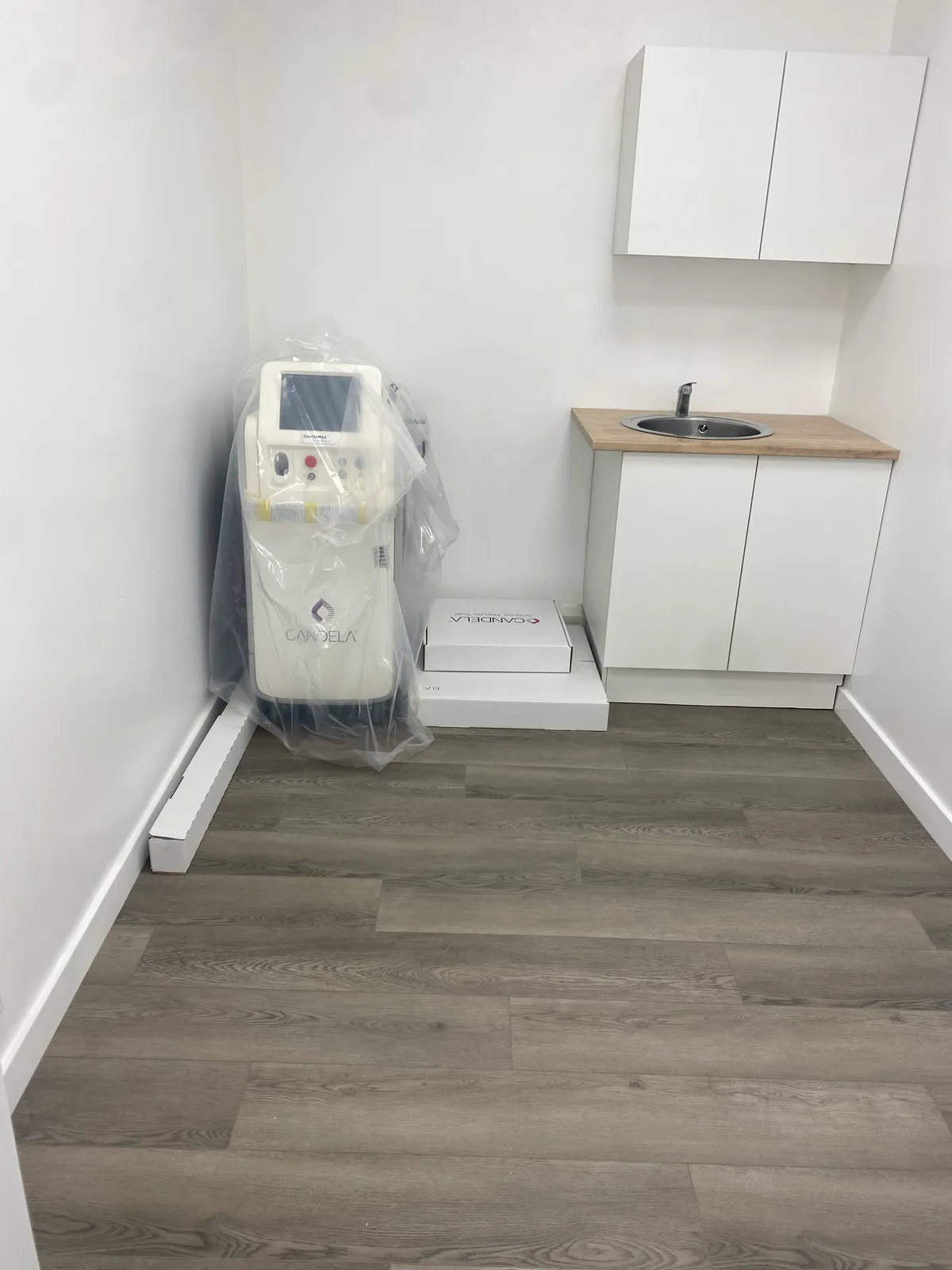 Treatment Rooms for Rent in Established Aesthetics Clinic, 7 sqm, retail activation, pop-up rental in Greater London, interi…