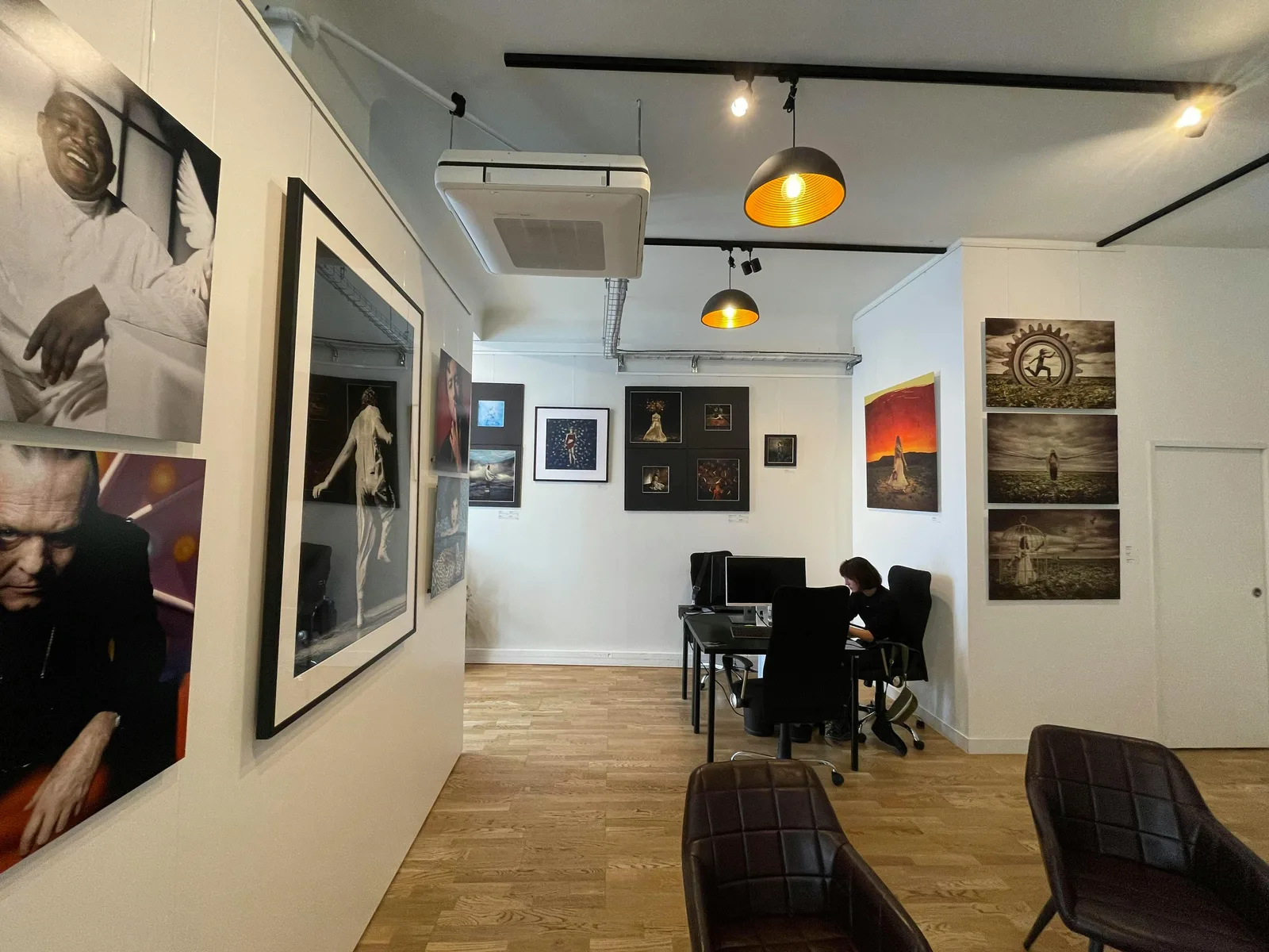 Two-Level 120 sqm Art Gallery on Rue Beaubourg, Paris — 2