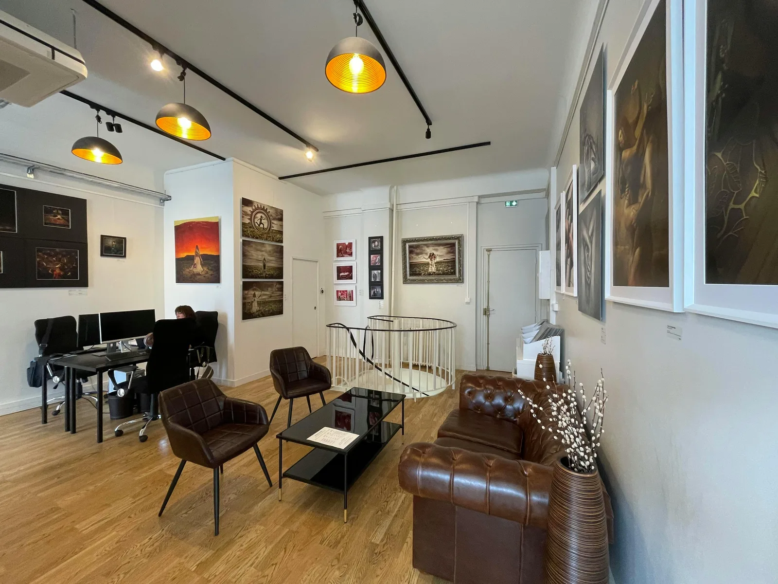 Two-Level 120 sqm Art Gallery on Rue Beaubourg, Paris — 3