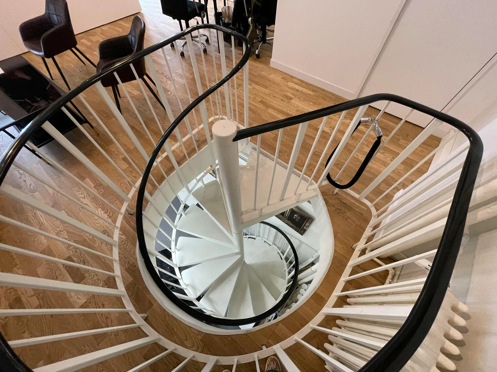 Two-Level 120 sqm Art Gallery on Rue Beaubourg, Paris — 4
