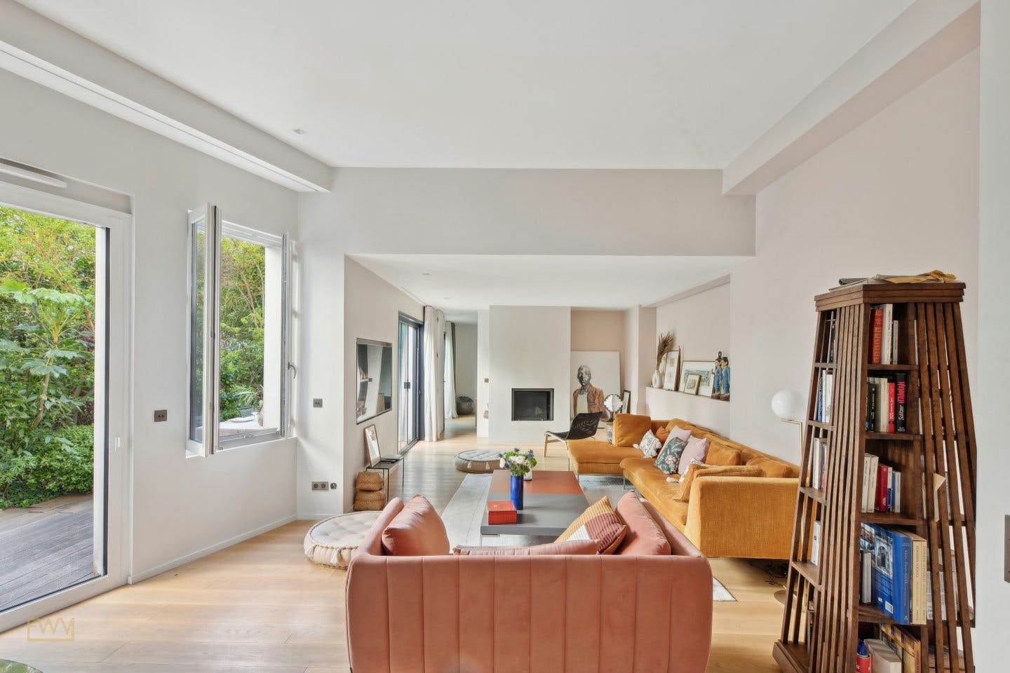 Two-Story House with Garden Near Moulin Rouge, Paris, 200 sqm, gallery showing, pop-up rental
