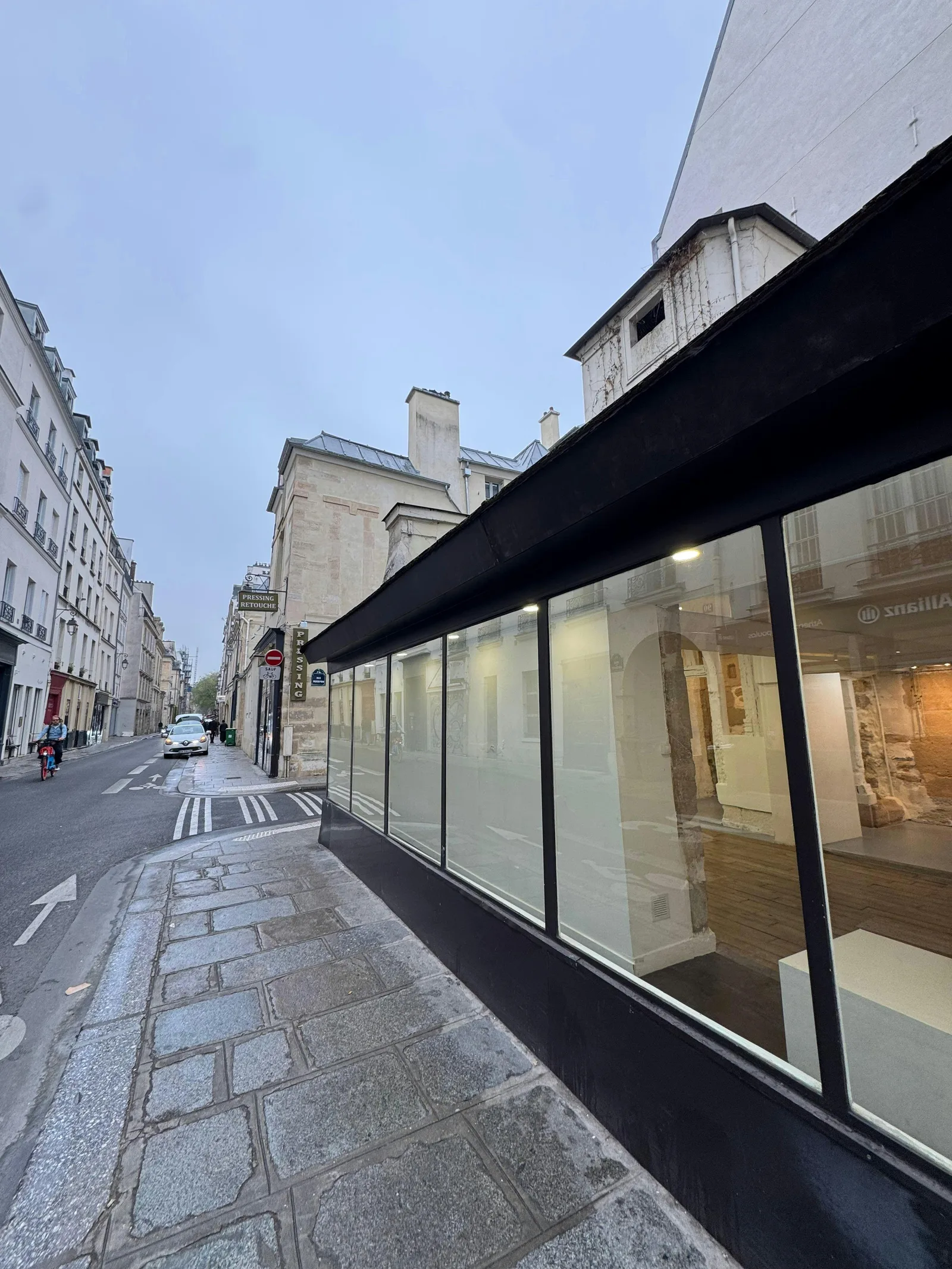 Unique 100 sqm Gallery Space on Rue des Archives, Paris — 2