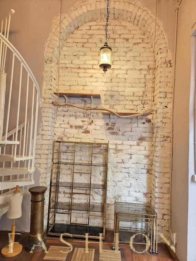 Unique 25 sqm Pop-Up Store with Mezzanine in Porta Venezia, pop up store in Milano, interior view