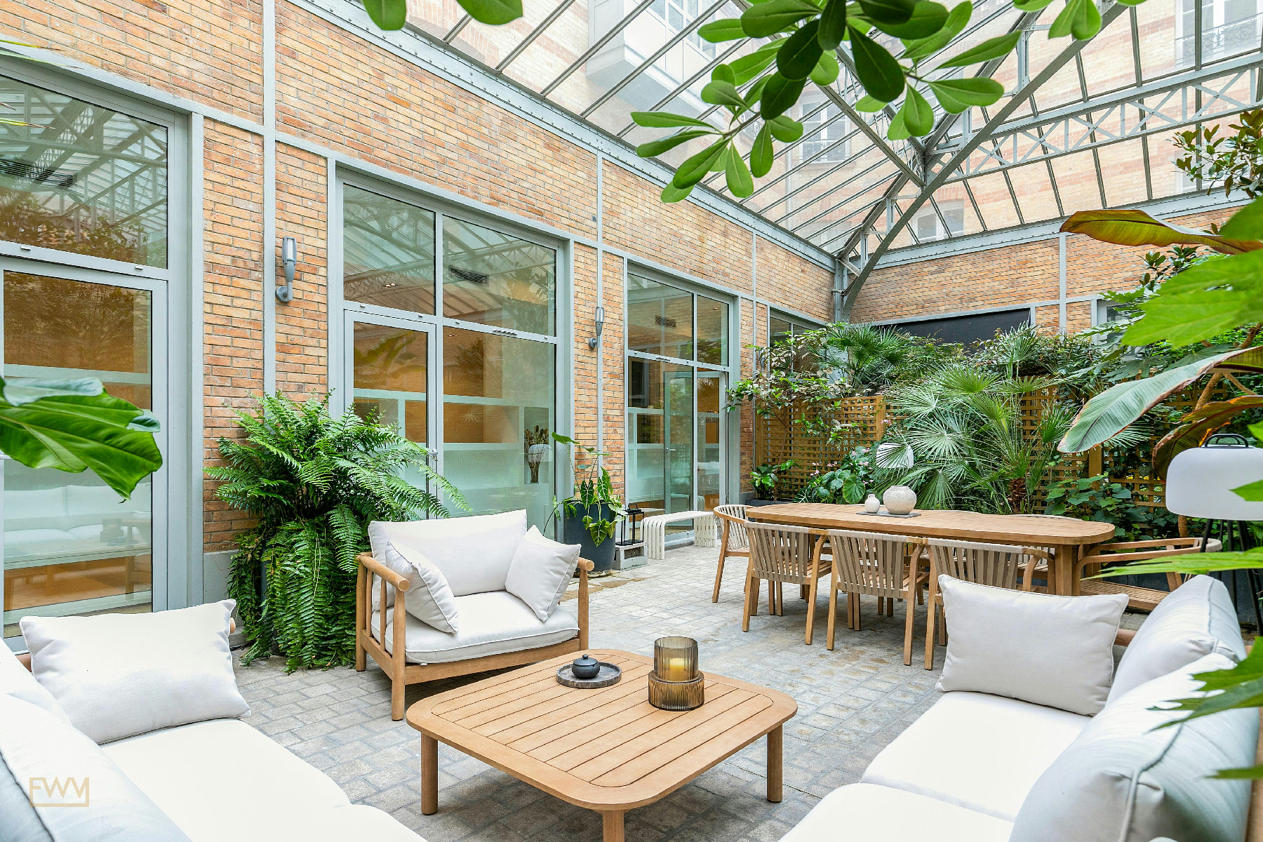 Unique 260 sqm Commercial Venue on Avenue Montaigne, Paris, pop up store