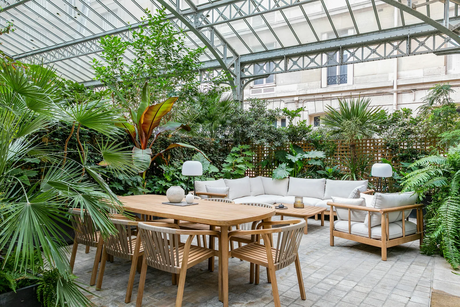 Unique 260 sqm Commercial Venue on Avenue Montaigne, Paris — 2