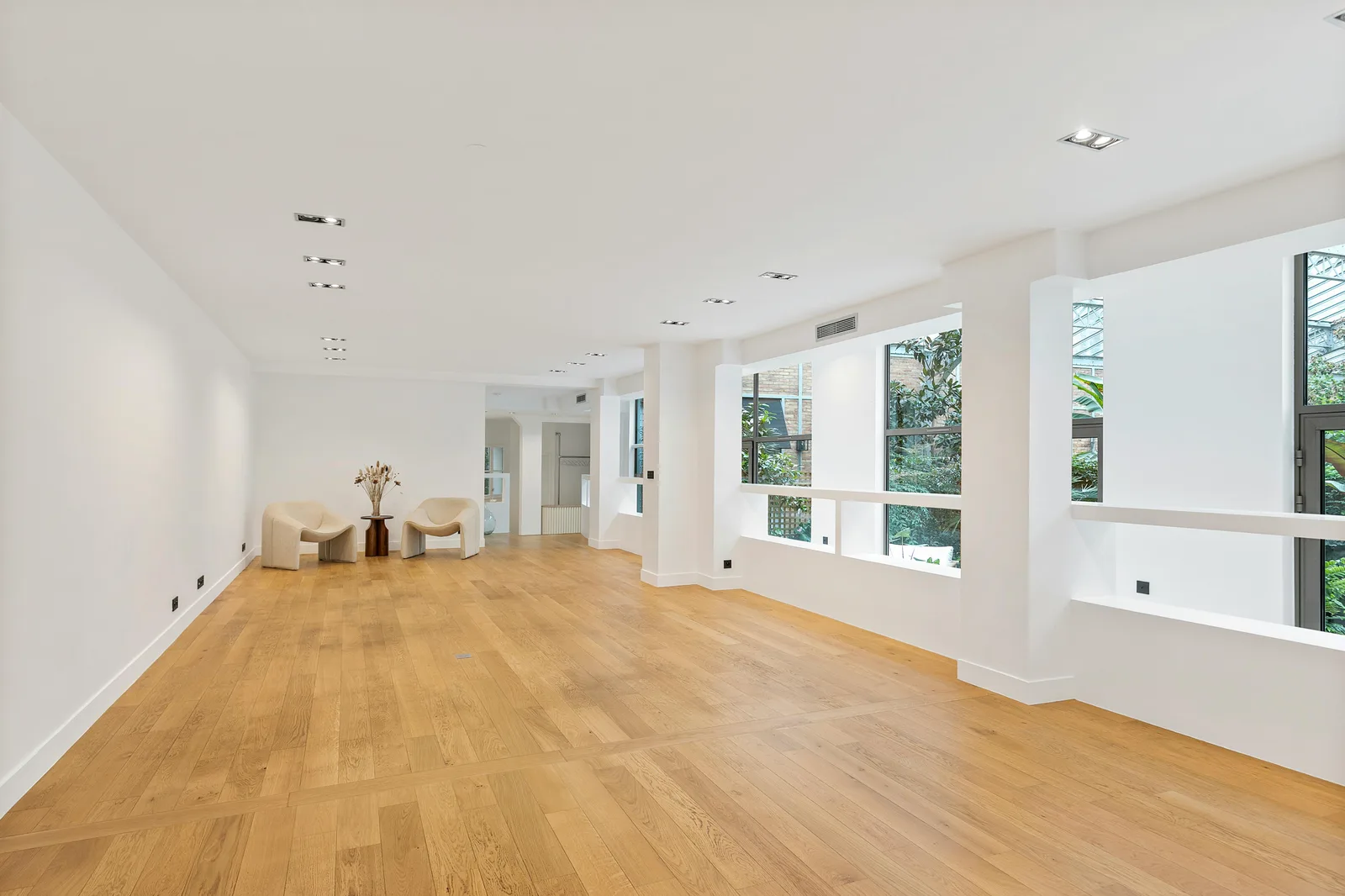 Unique 260 sqm Commercial Venue on Avenue Montaigne, Paris — 3