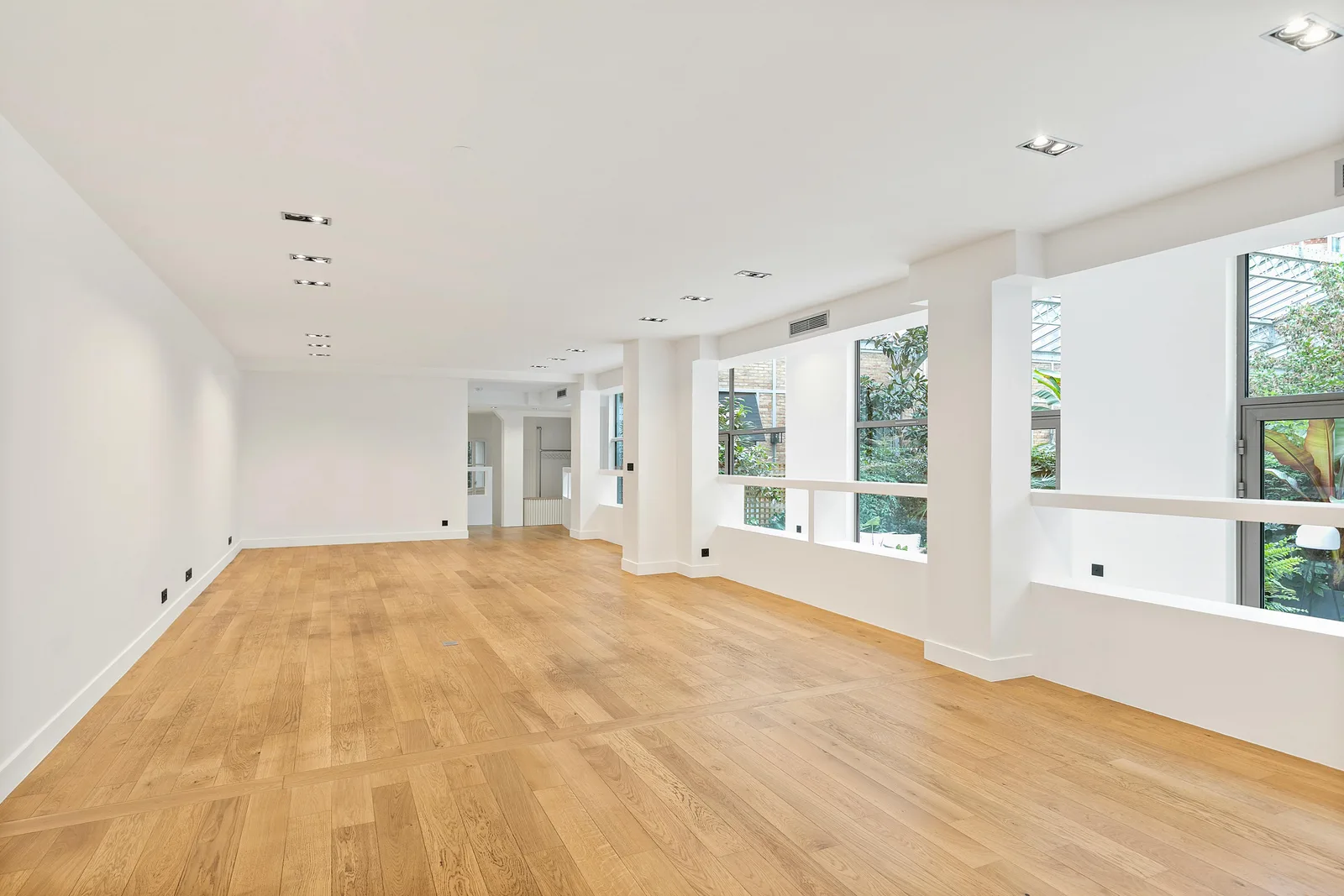Unique 260 sqm Commercial Venue on Avenue Montaigne, Paris — 4