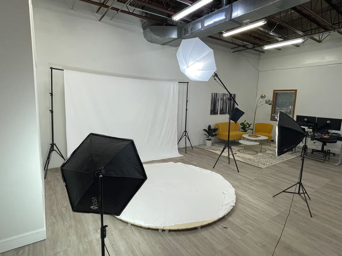 Unique 360 Spin Photo Studio for E-Commerce, 139 sqm, ecommerce shoot, pop-up rental in Boulder, second interior view