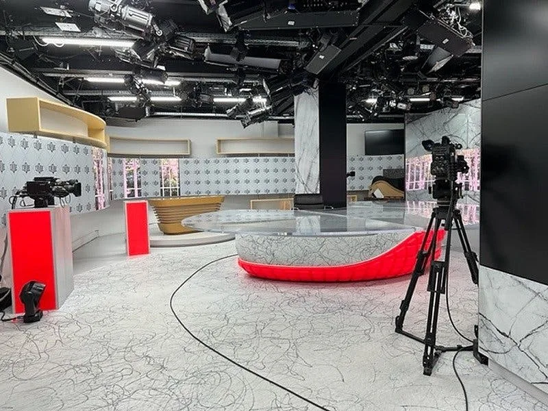 Unique 600 sqm Space with TV Set and Offices in Paris — 4