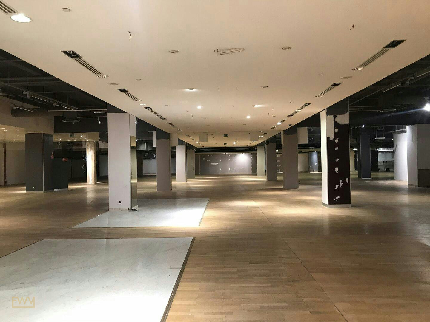 Unique 9,000 sqm Former Shopping Mall in Paris 15th, art exhibition, pop-up rental, third interior view