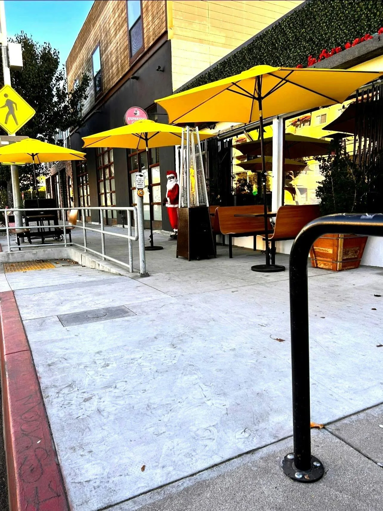 Unique Cafe with Outdoor Seating in Los Angeles
