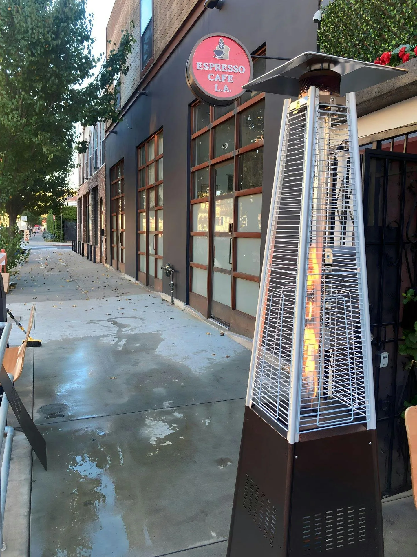 Unique Cafe with Outdoor Seating in Los Angeles — 5