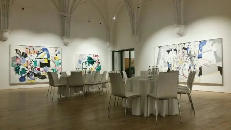 Unique Commercial Space with High Ceilings in Berlin — 4