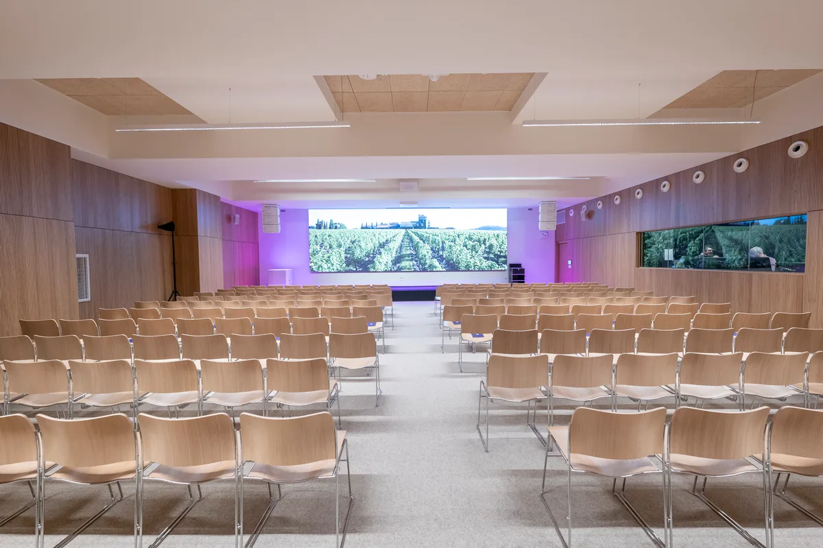 Unique Event Space with Advanced Audiovisual Setup, 500 sqm, corporate event, pop-up rental in Paris