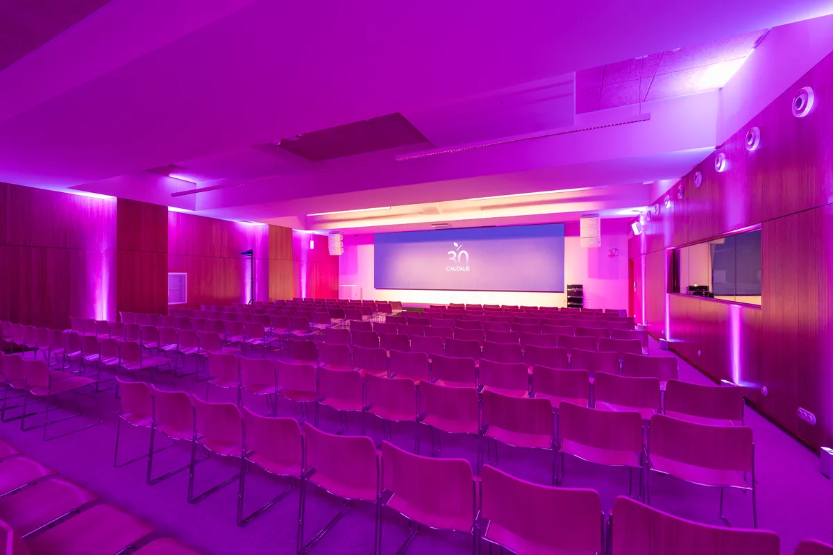Unique Event Space with Advanced Audiovisual Setup, 500 sqm, corporate event, pop-up rental in Paris, interior view
