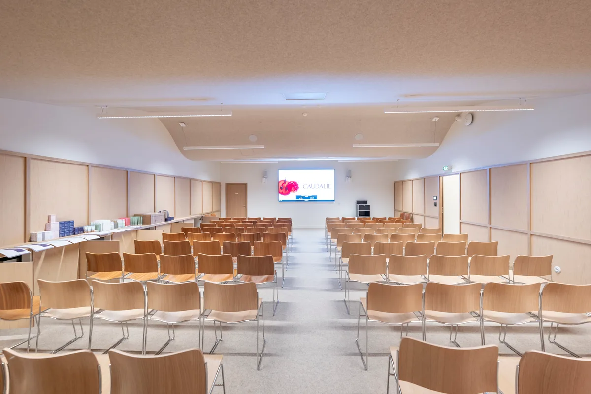 Unique Event Space with Advanced Audiovisual Setup, 500 sqm, corporate event, pop-up rental in Paris, second interior view