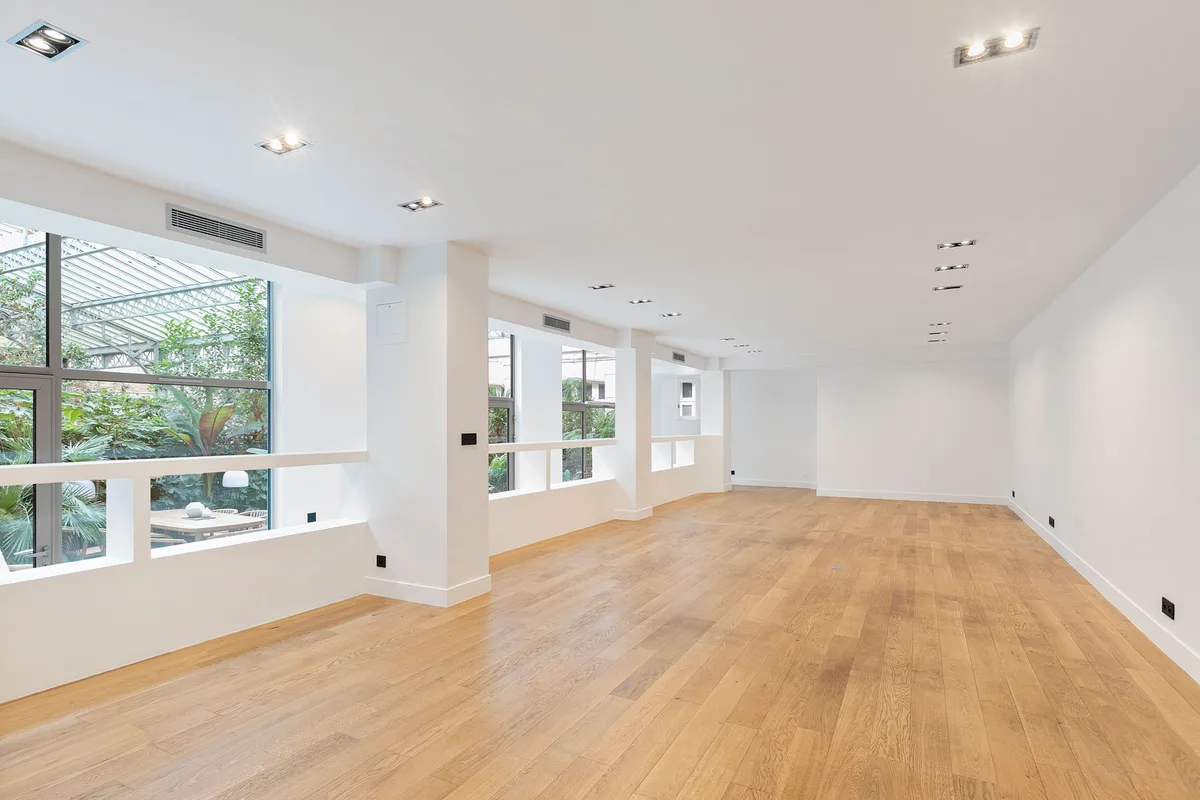 Unique Event Space with Garden Terrace on Avenue Montaigne, 200 sqm, showroom presentation, pop-up rental in Paris, second i…