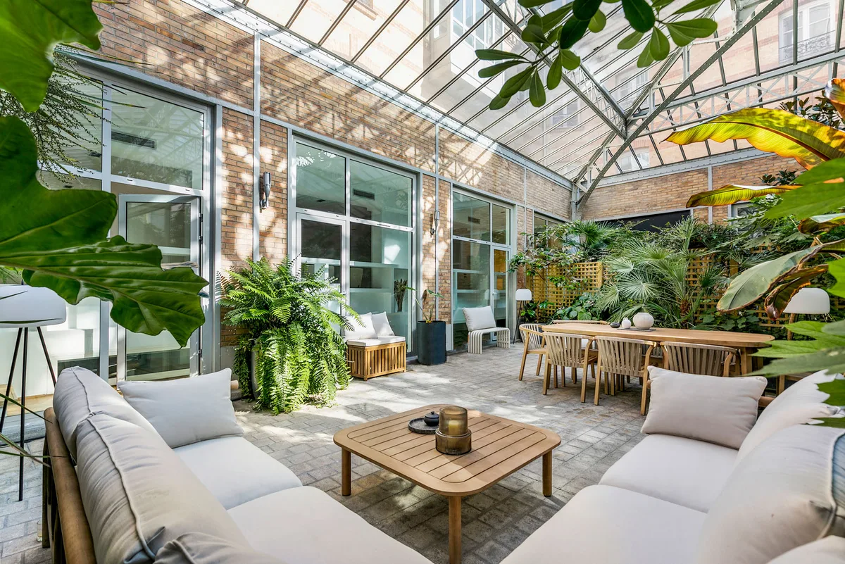 Unique Event Space with Garden Terrace on Avenue Montaigne, 200 sqm, showroom presentation, pop-up rental in Paris, third in…