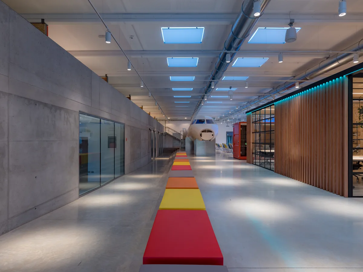 Unique Event Space with Multimedia Projection, 500 sqm, corporate event, pop-up rental in Montebelluna, second interior view