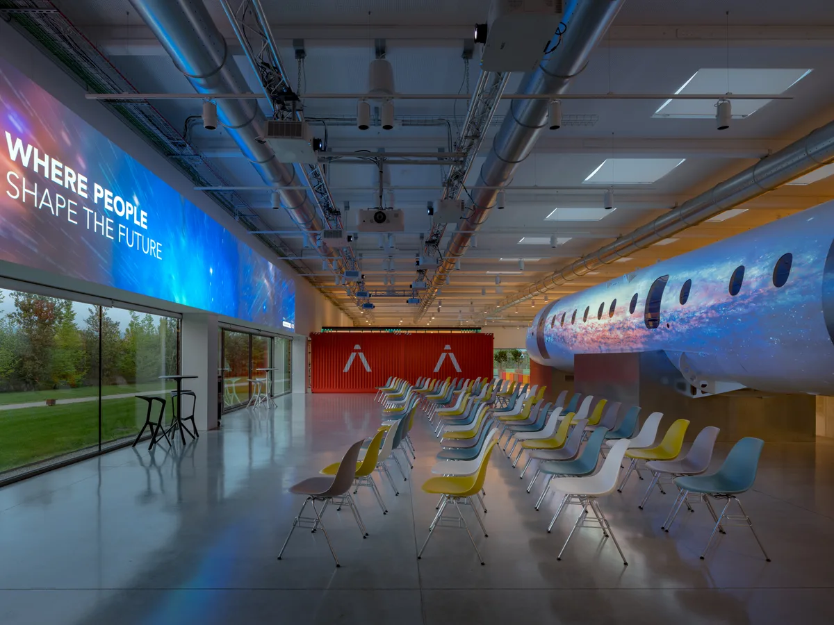 Unique Event Space with Multimedia Projection, 500 sqm, corporate event, pop-up rental in Montebelluna, additional interior…