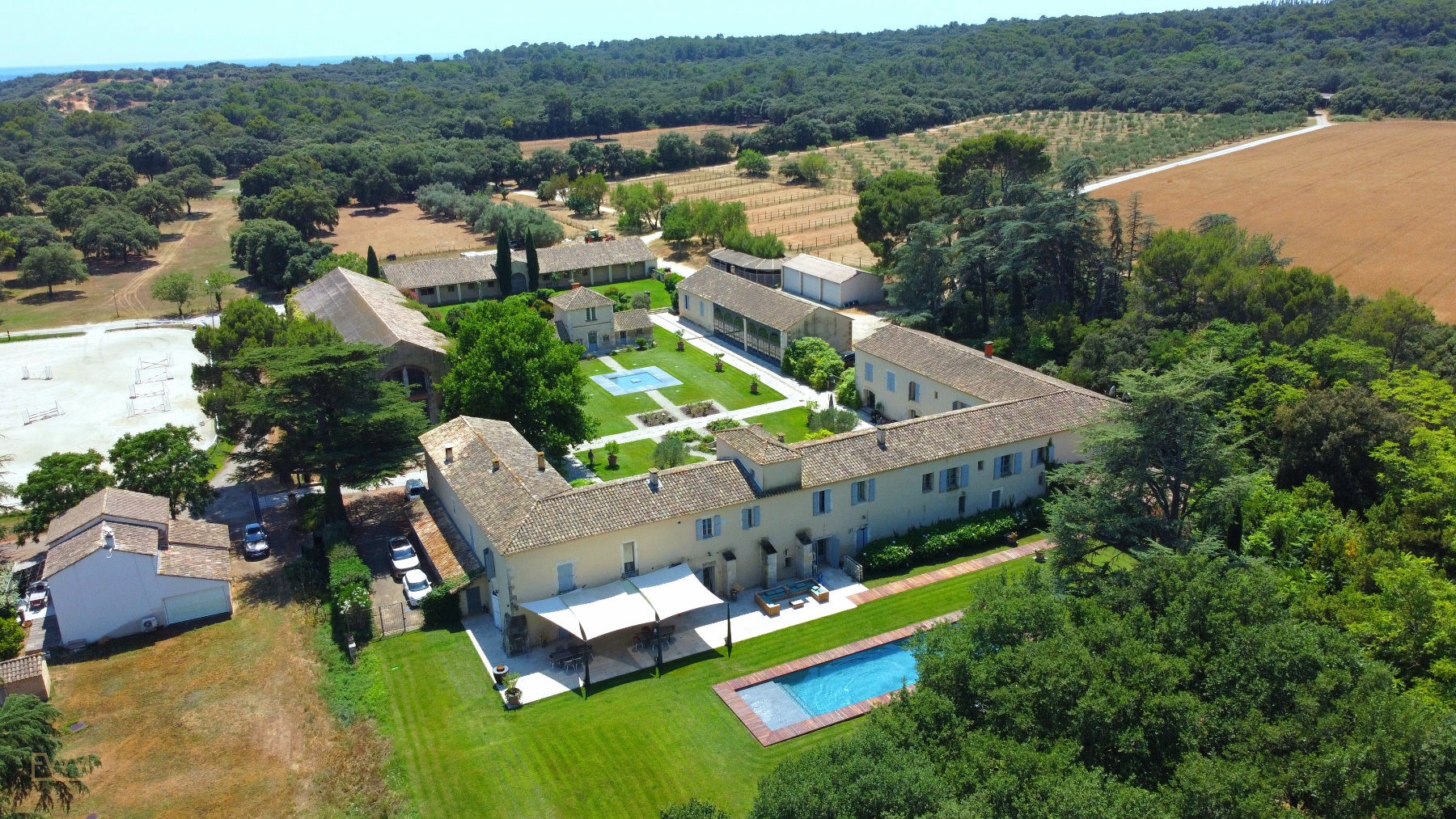 Unique Event Venue in a Natural Setting, 1800 sqm, private event, pop-up rental in Bellegarde