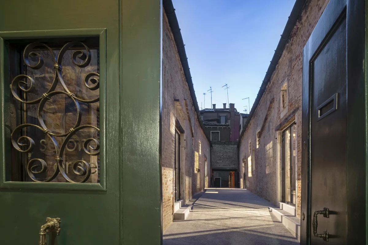 Unique Exhibition Venue with Direct Water Access in Venice, 370 sqm, art exhibition, pop-up rental in Venezia, second interi…