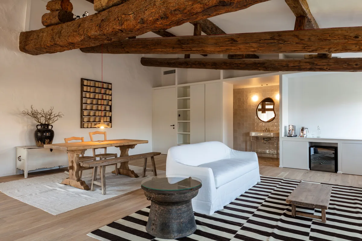 Unique Historic Property with Eclectic Interior Design, 1100 sqm, art exhibition, pop-up rental in Vallabrègues, second inte…