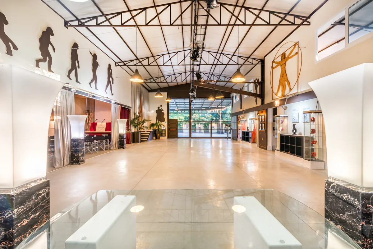 Unique Industrial Venue for Corporate Events, 1000 sqm, pop-up rental in Casano