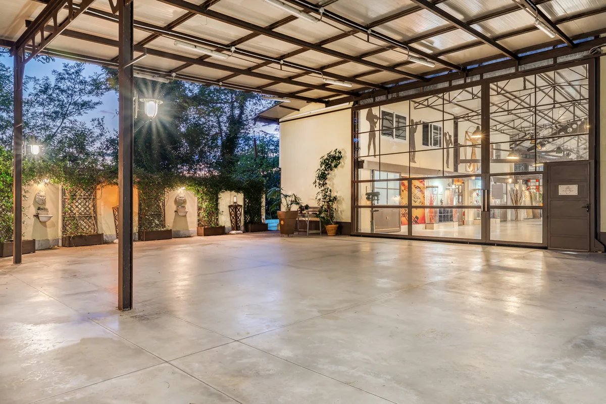 Unique Industrial Venue for Corporate Events, 1000 sqm, pop-up rental in Casano, additional interior view