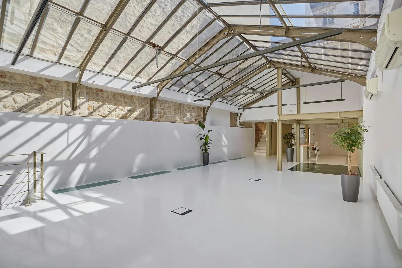 Unique Multi-Level Showroom on Rue de Beauce, Paris — 2