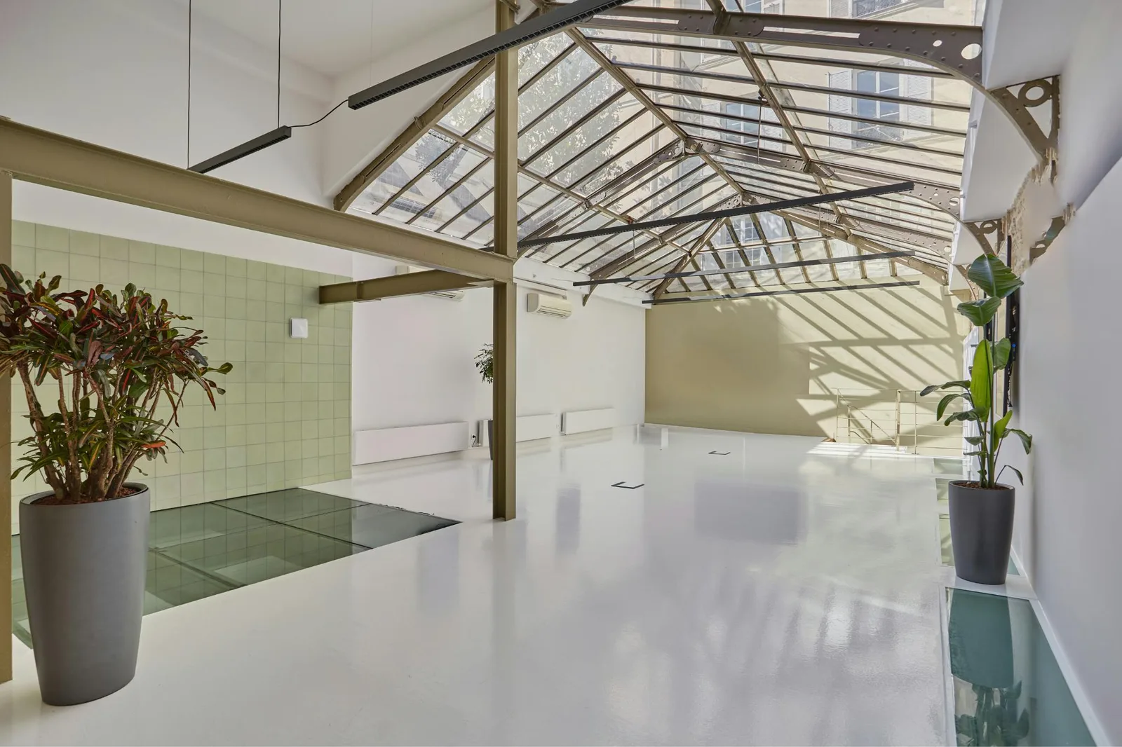 Unique Multi-Level Showroom on Rue de Beauce, Paris — 3